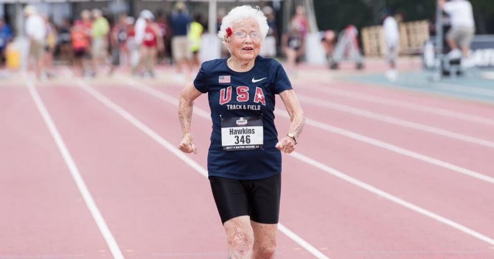 101-jährige Oma verzichtet auf den Mittagsschlaf um die 100 Meter zu laufen – sie bricht dann einen Weltrekord	
