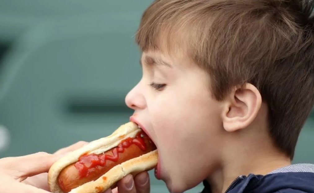 Die Ärzte warnen: Kaufen Sie auf keinen Fall Hot Dogs für Ihre Kinder!