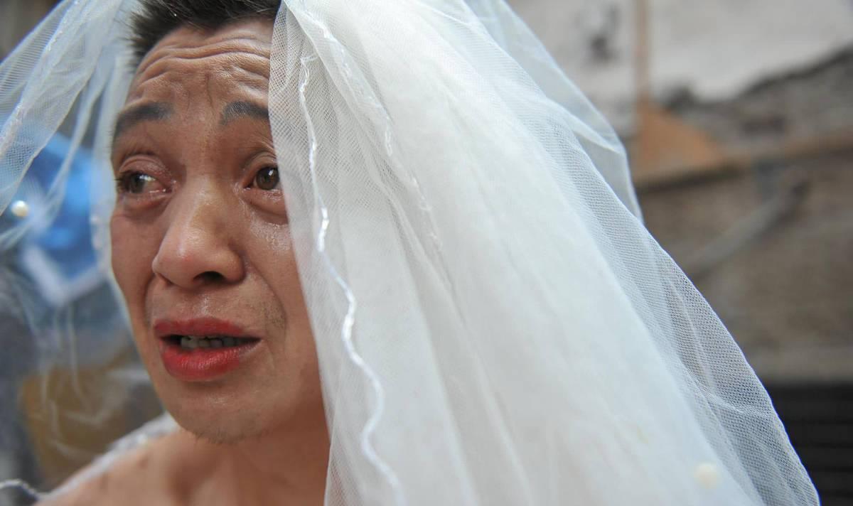 Verzweifelter Vater muss jeden Tag Hochzeitskleid tragen – der Grund wird dir das Herz brechen	