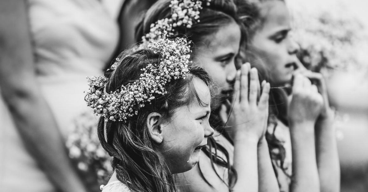 6 Jährige bricht bei Hochzeit der Mutter in Tränen aus.	