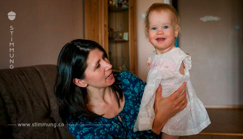 Mutter lässt Baby, das ohne Arme geboren wurde im Stich – 1 Jahr später verändert sich alles	