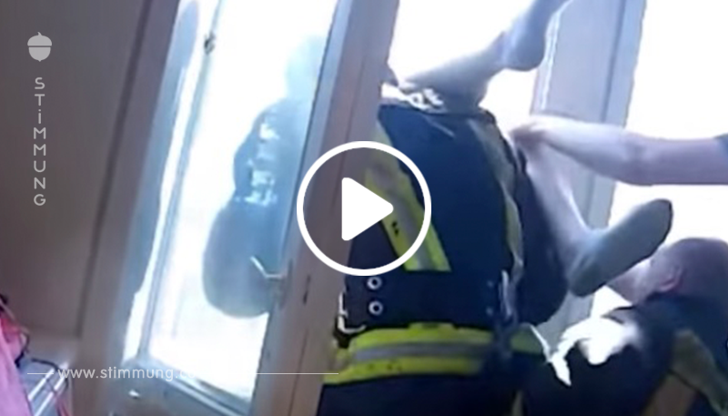 Feuerwehrmann fängt aus Haus fallende Frau noch in der Luft.	