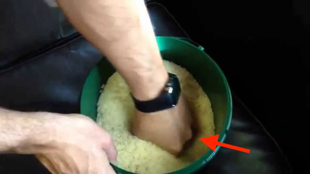 Sie schüttet etwas Reis ins Besteckfach. Der Grund ist sehr praktisch!	
