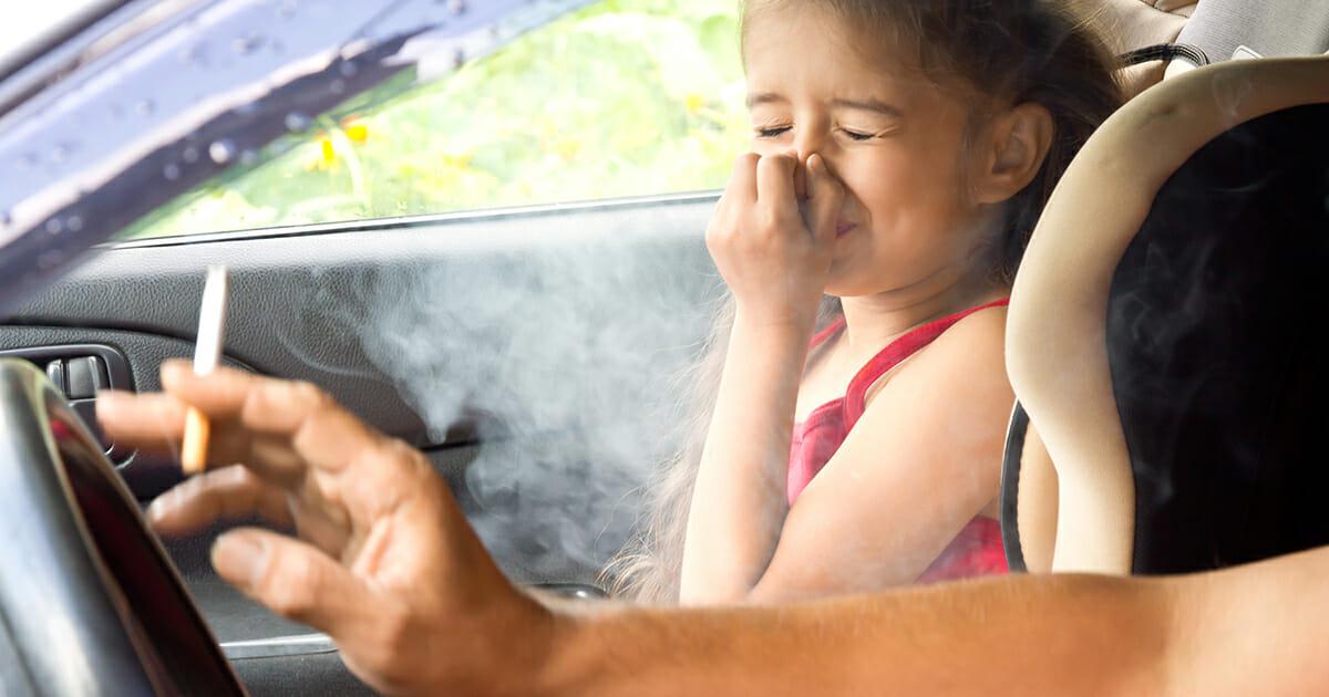 Hier wird Rauchen mit Kindern im Auto ab sofort mit mindestens 50 Euro bestraft	