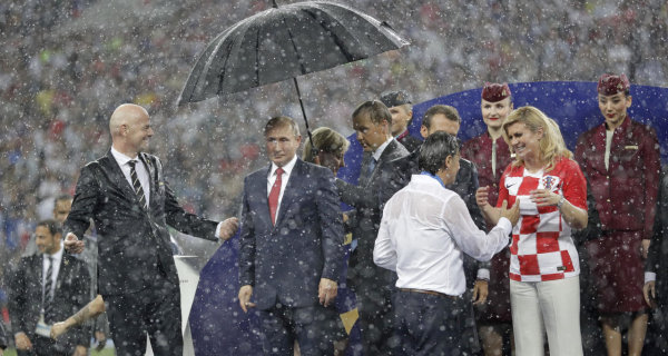 Putin lässt Präsidentin im Moskauer Regen stehen