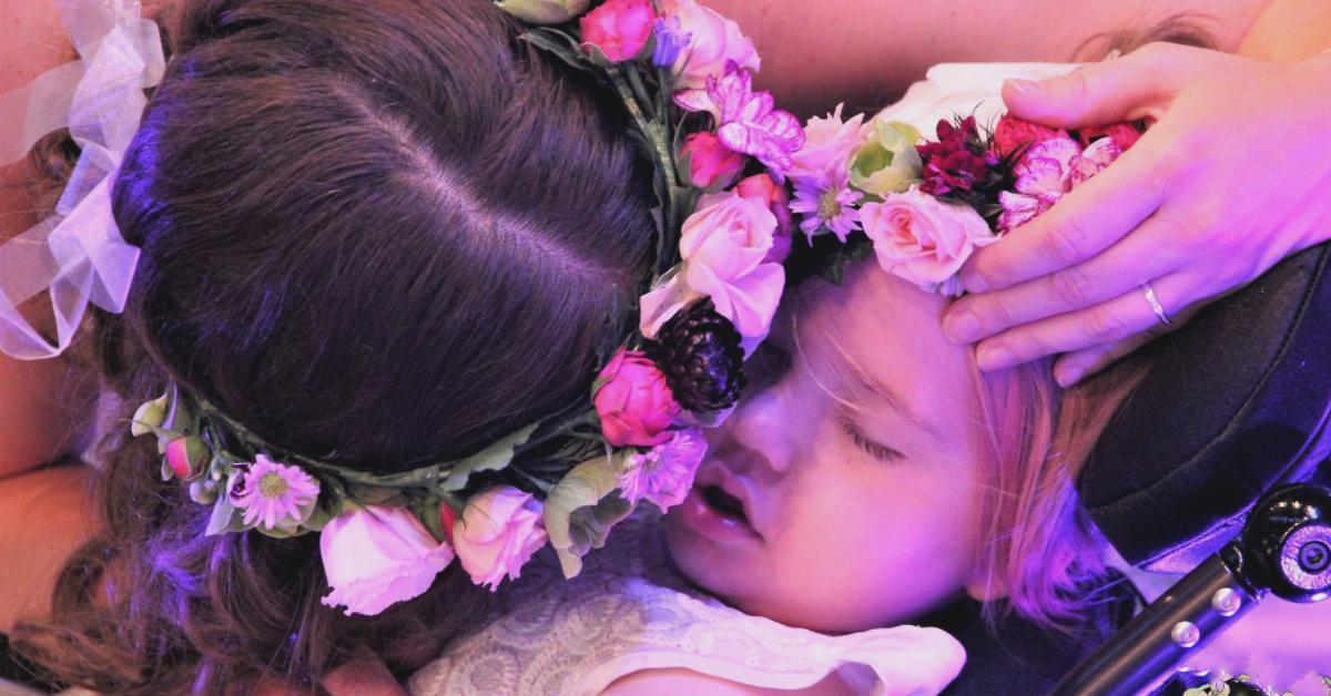 Eltern machen Tochter mit Hirntumor zum Blumenmädchen.	