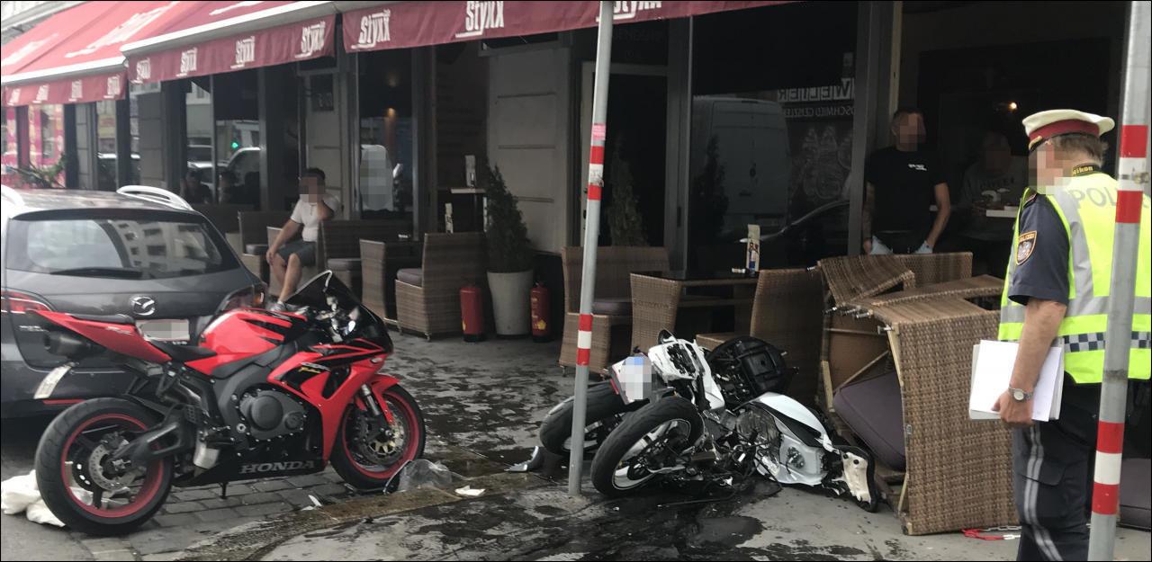 Motorrad bei Crash in zwei Teile geteilt	