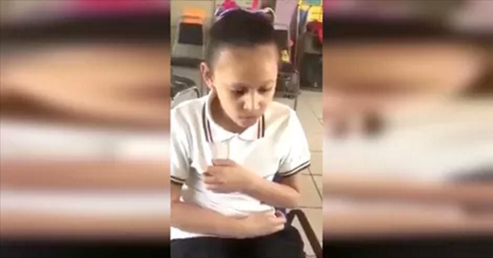Ein behindertes Mädchen hatte Pause und fing an zu singen. Was der Lehrer dann filmt, ist wirklich unglaublich!