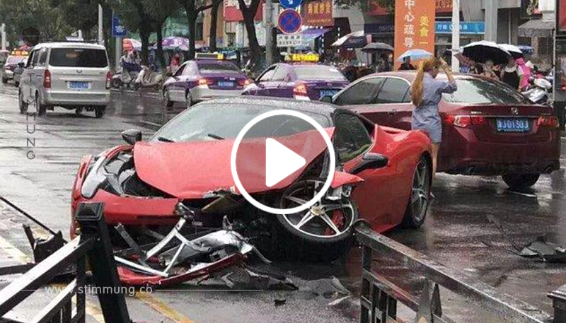 Frau fährt brandneuen Ferrari zu Schrott – Sekunden nachdem sie zum ersten Mal hinter dem Lenkrad sitzt	