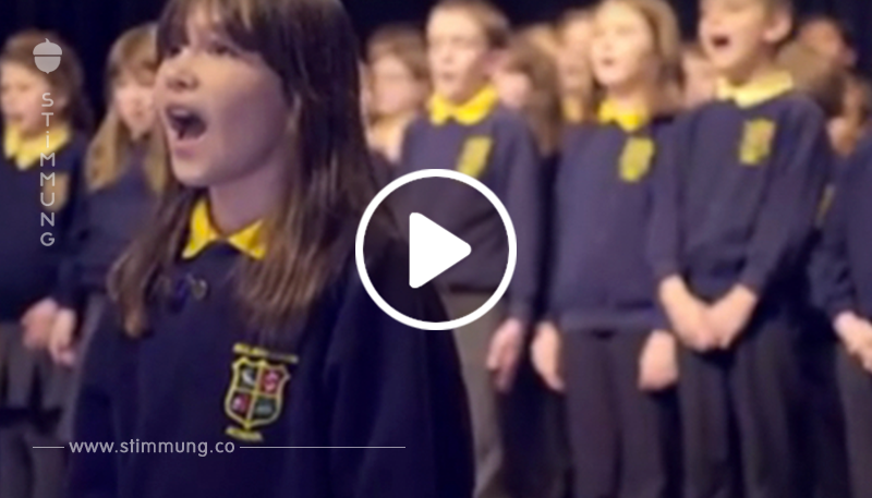 Autistisches Mädchen tritt vor Chor und verzaubert Zuschauer.	