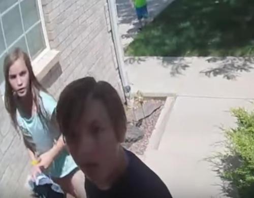 Ein Mann nimmt diese drei Nachbarkinder auf Kamera auf, als sie sich auf seine Veranda schleichen	