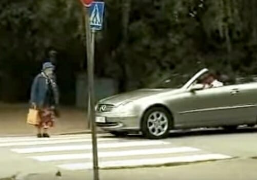 Ungeduldiger Fahrer belästigt alte Dame beim Überqueren der Straße – jetzt schau zu, wie der Idiot bekommt, was er verdient