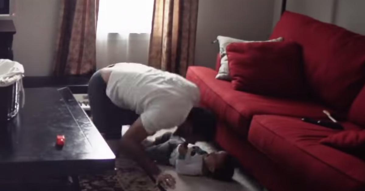 Video: Mama filmt Papa und Sohn allein zu Haus.	