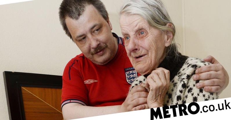 87 jährige Frau mit Demenz und ihr Sohn sind gezwungen, draußen zu schlafen, weil sie kein Zuhause mehr haben