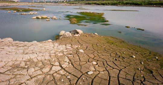 Vittel: Nestlé Waters pumpt Wasser – Einwohner müssen Trinkwasser aus einer Pipeline beziehen