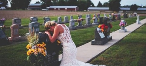 Eine Braut veranstaltet ein Hochzeits Photoshooting mit ihrem verstorbenen Verlobten an ihrem Hochzeitstag