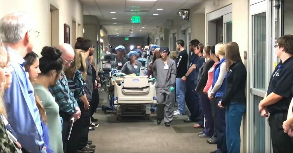 Krankenhausangestellte stellen sich für „Gang des Respekts“ für letzten Weg von Organspender auf	