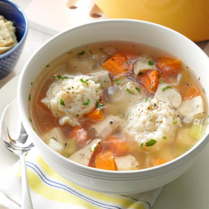 Suppe mit Gemüse, Käse und Hühnchen: perfekt zum Mittag- und Abendessen