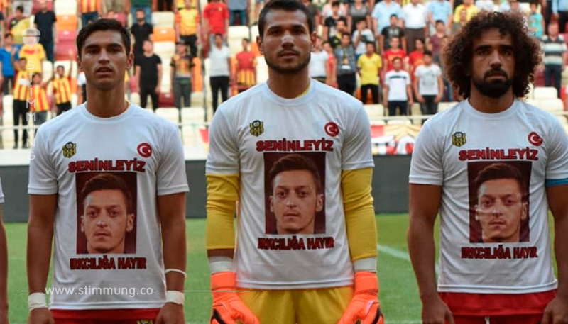 Türkei-Team läuft mit Özil auf der Brust ins Stadion	