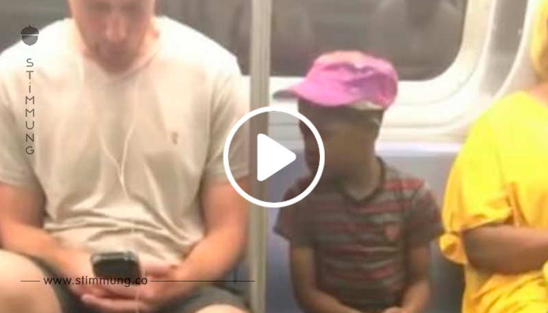 Mann bemerkt, wie Junge auf sein Handy guckt – Reaktion lässt Internet vor Liebe überlaufen