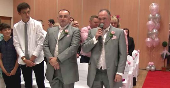 Bräutigam singt Elvis während die Braut zum Altar schreitet – auf einmal hören die Gäste eine andere Stimme und bekommen Gänsehaut