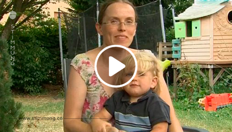 Eine Frau filmte, wie sie in dem Garten vor ihren Kindern gebärt	