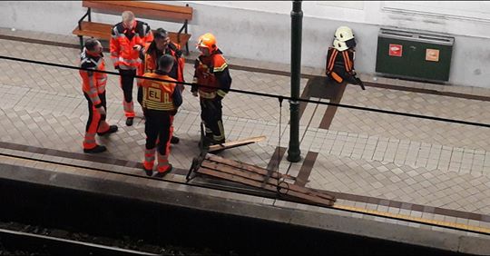 U6 Notfall: Sitzbank auf Gleis in Station geworfen!