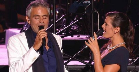 Andrea Bocelli bekommt Unterstützung von seiner Frau, rührt Zuschauer zu Tränen