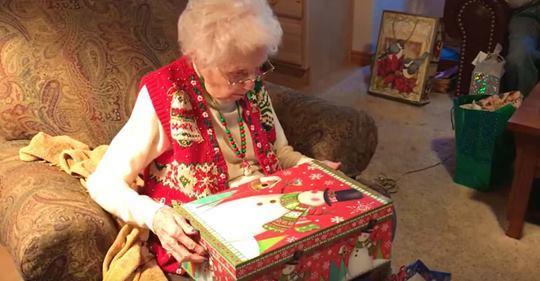 Großmutter öffnet ganz besonderes Weihnachtsgeschenk – und lässt ihren Tränen freien Lauf