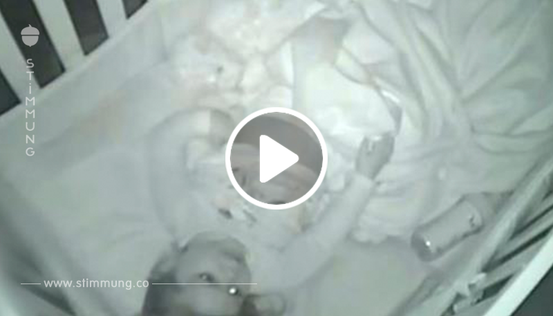 Eltern hören flüstern über das Babyphon, nachdem die 2 jährige Tochter zu Bett gebracht wurde