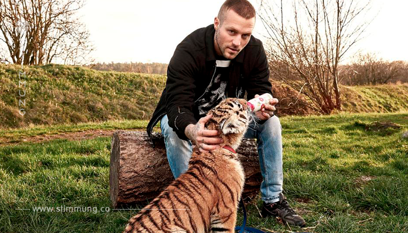 Gangster Rapper rettet Tiger Baby 