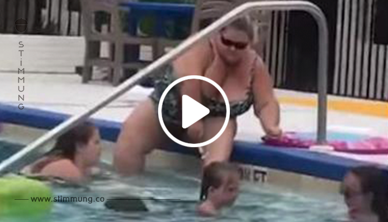 Eine Frau wird auf einem Video dabei erwischt, wie sie ihre Beine in einem öffentlichen Schwimmbad in Florida rasiert