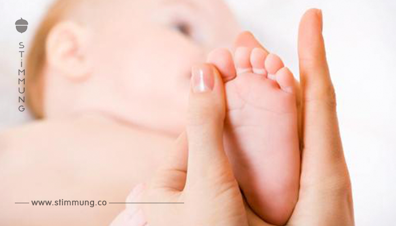 Beruhige ein aufgebrachtes Baby mit Fuß Reflexologie