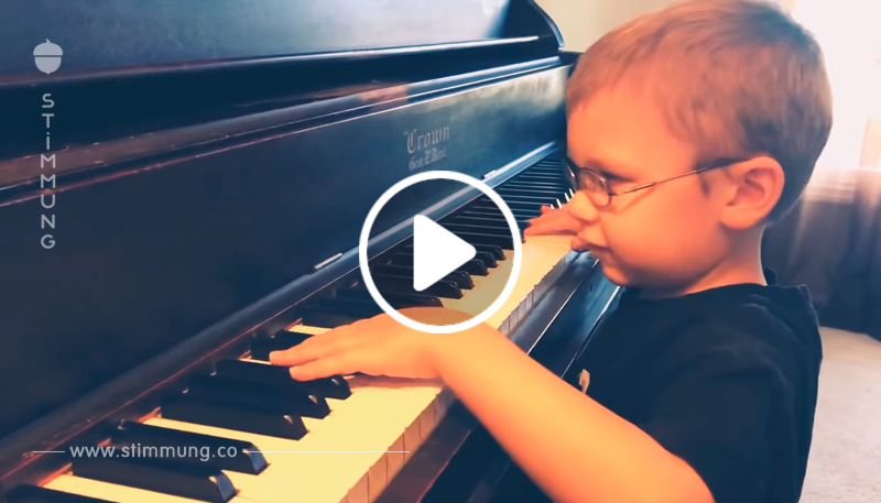 Blindes Kind, das sich selbst Klavier und Gitarre beigebracht hat, wird zum Internetstar
