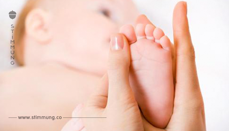Beruhige ein aufgebrachtes Baby mit Fuß Reflexologie