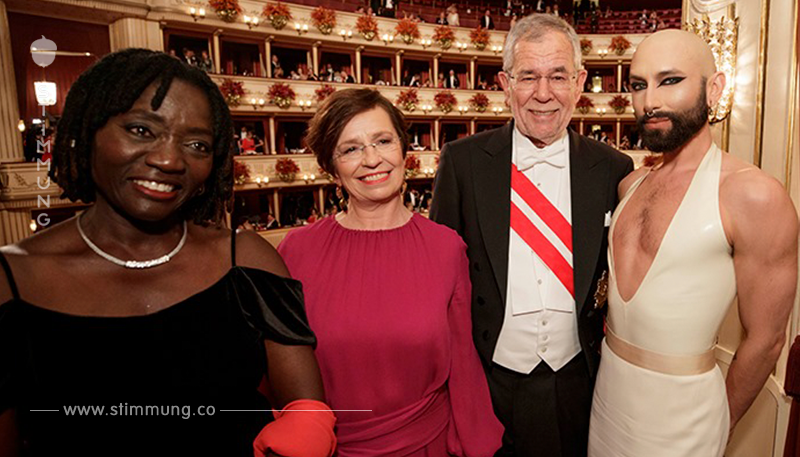 Wiener Opernball: VdB präsentiert sich stolz mit Wurst