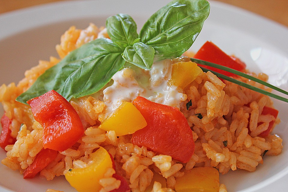 Paprika-Reispfanne mit Joghurtsauce