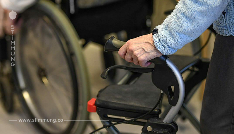 Im Pflegeheim: Demenzkranker wird mit gebrochenem Bein allein auf dem Boden gefunden