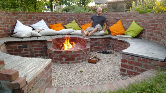 Während eines herrlichen und schwülen Sommerabends gibt es nichts schöneres, als rund um dem Feuer zu sitzen… 8 Gartenfeuerstelle Ideen!