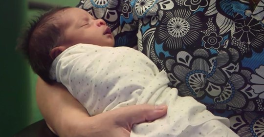 Krankenhäuser suchen dringend nach Freiwilligen, die mit Babies kuscheln, die drogensüchtig geboren wurden
