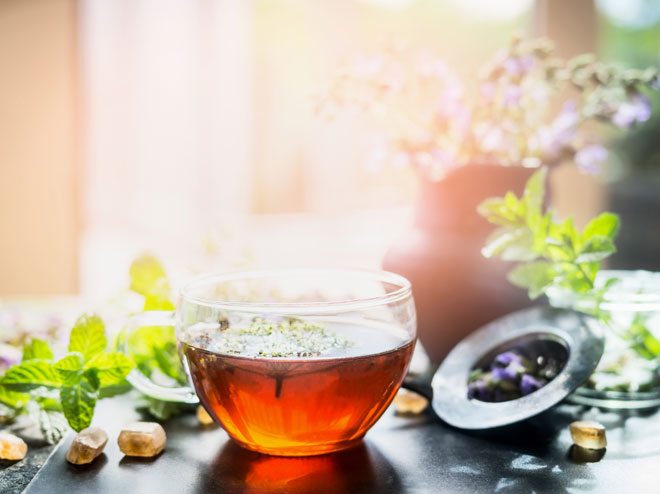 Entschlacken mit Tee: Rezepte zum Selbermachen