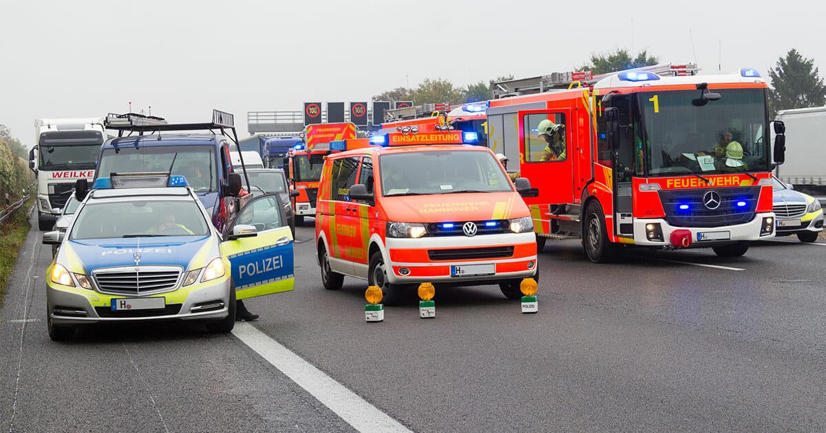 A6 bei Heilbronn: Feuerwehr und Polizei werden bei Rettungseinsatz bespuckt und beleidigt – Mann stirbt