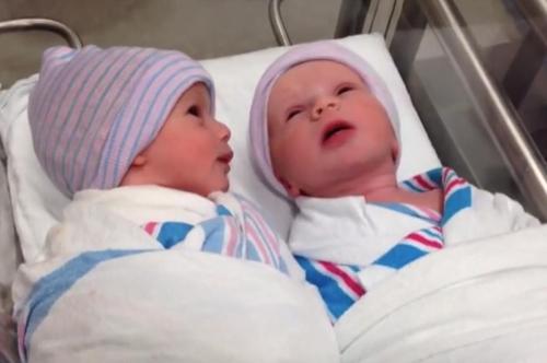 Zwillingsmädchen unterhalten sich nur eine Stunde nach ihrer Geburt das erste Mal miteinander