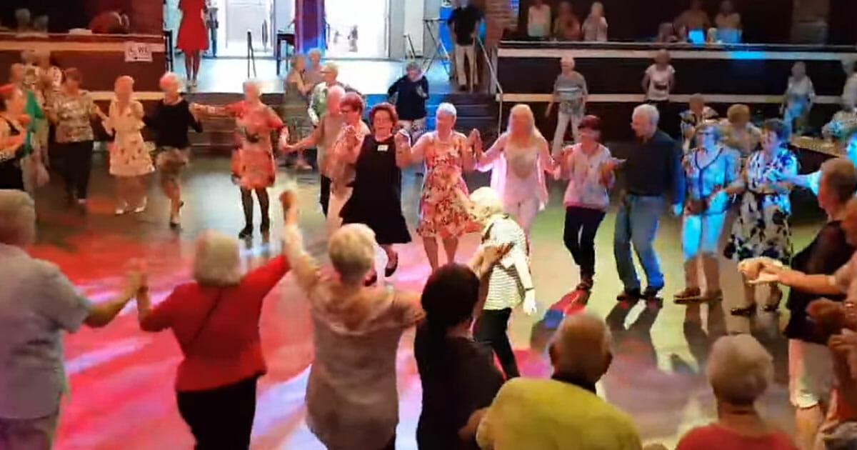 Düsseldorf: Seniorendisco hat ihren Spaß und ist Anwohner zufolge zu laut – Ordnungsamt wird gerufen