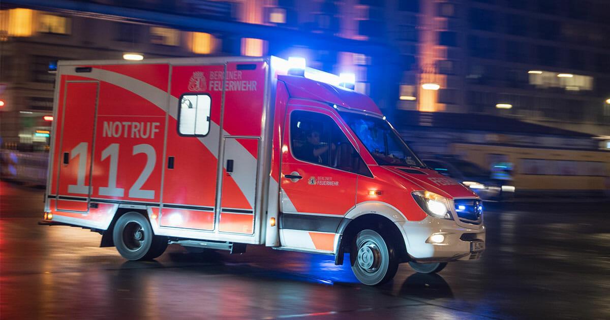 Bayern: Anwohnerin ist von Rettungswagen genervt und parkt ihn zu – kann mit Patienten nicht losfahren