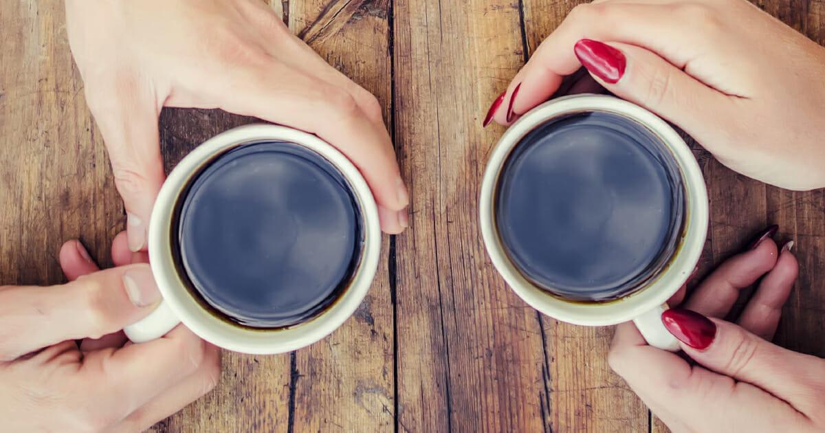 Trinkt so viel Kaffee, wie ihr wollt: Selbst 25 Tassen am Tag sollen nicht zu Herz Kreislauf Probleme führen