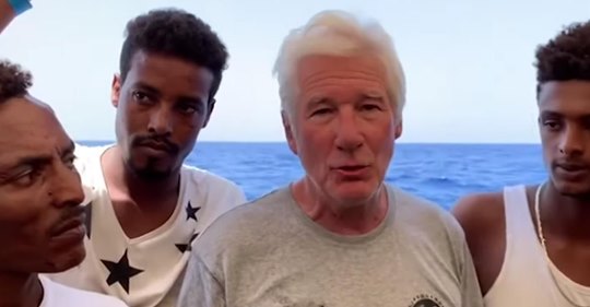 Richard Gere unterstützt Seenotretter auf Schiff vor Lampedusa