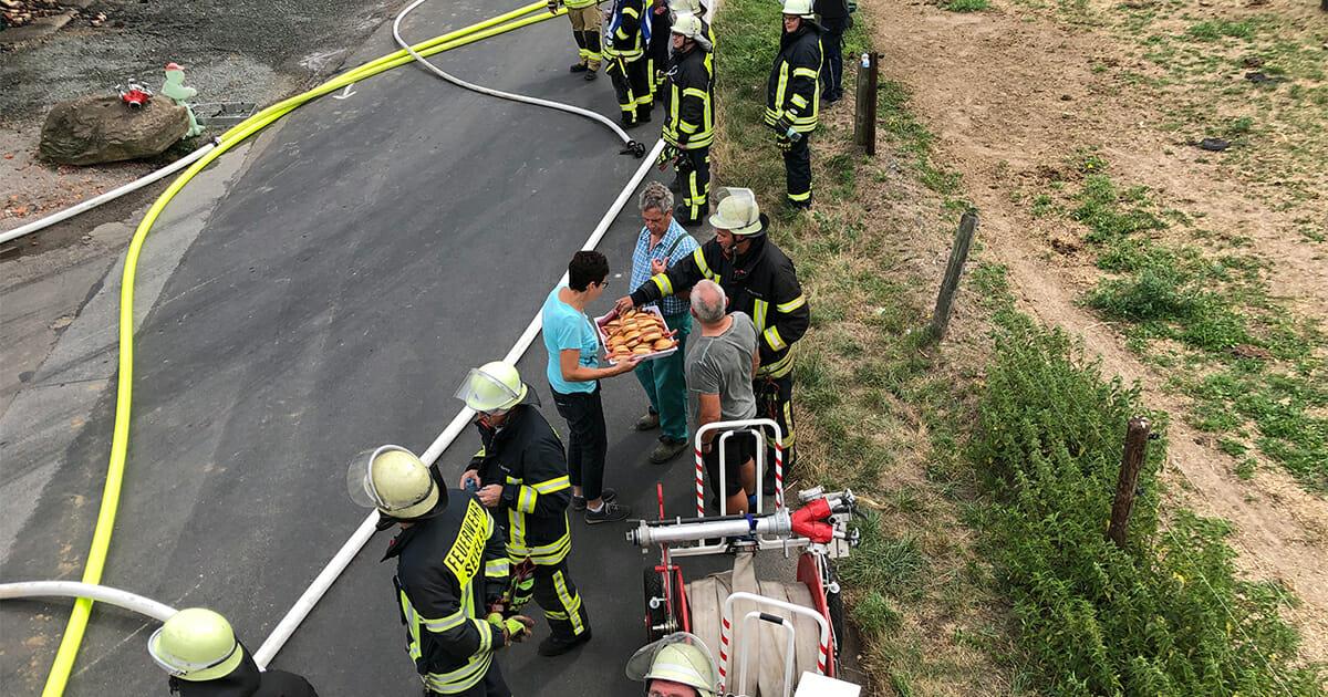 NRW: Ein Dorf umsorgt die Freiwillige Feuerwehr – Brötchen & Würstchen statt Beleidigungen & Angriffe