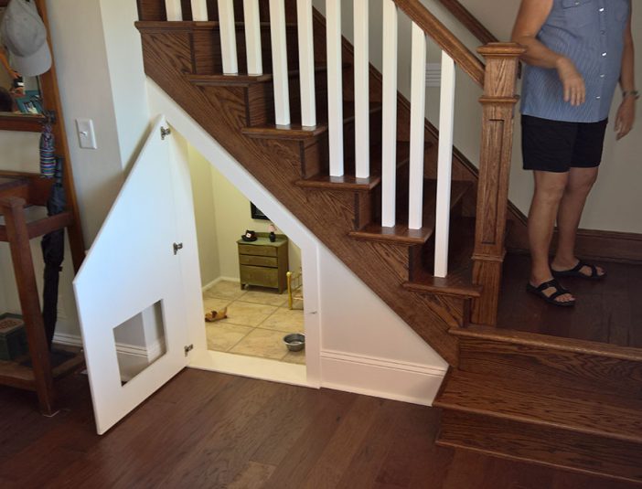 Frau baut für Ihren kleinen Hund ein wunderbares Zimmer unter der Treppe! Wenn Sie es von Innen sehen werden Sie lächeln!