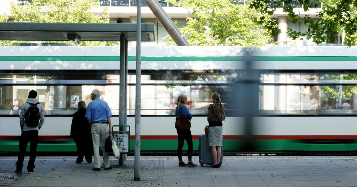 Magdeburg: Mann stellt Randalierer in Straßenbahn zu Rede – wird angegriffen & schwebt in Lebensgefahr